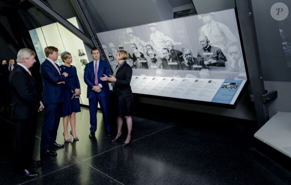 Le roi Willem-Alexander et la reine Maxima des Pays-Bas visitent le mémorial du procès de Nuremberg à Nuremberg, le 14 avril 2016.14/04/2016 - Nuremberg