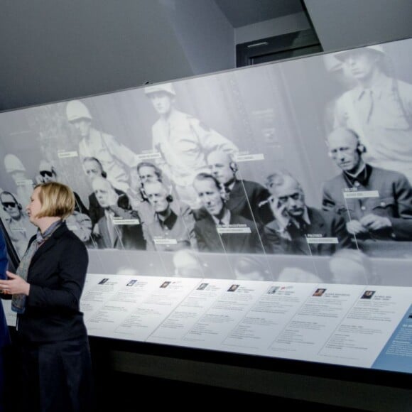 Le roi Willem-Alexander et la reine Maxima des Pays-Bas visitent le mémorial du procès de Nuremberg à Nuremberg, le 14 avril 2016.14/04/2016 - Nuremberg