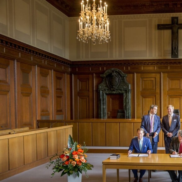 Le roi Willem-Alexander et la reine Maxima des Pays-Bas visitent le palais de justice de Nuremberg, à l'occasion de leur voyage en Bavière. Le 14 avril 2016  King Willem-Alexander and Queen Maxima of The Netherlands visits the palace of justice in Nurnberg, Germany 14 April 2016. The King and the Queen visit the state Bavaria in Germany 13 and 14 april.14/04/2016 - Nuremberg