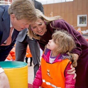 Le roi Willem-Alexander et la reine Maxima des Pays-Bas lors de l'inauguration des "King Games" à Amsterdam. Le 22 avril 2016  22-4-2016 - AMSTERDAM - King Willem-Alexander and Queen Maxima attend Friday April 22 at a portion of the King Games in Amsterdam. The day begins with a festive breakfast, then we dance by the students and sports. In Amsterdam, more than 28,500 students from 133 schools participated in the King Games. They are accompanied by around 2,800 teachers. breakfast at the King Games and sports students at various locations in Amsterdam. This year will open the royal couple King Games on primary Drost Burg.22/04/2016 - Amsterdam