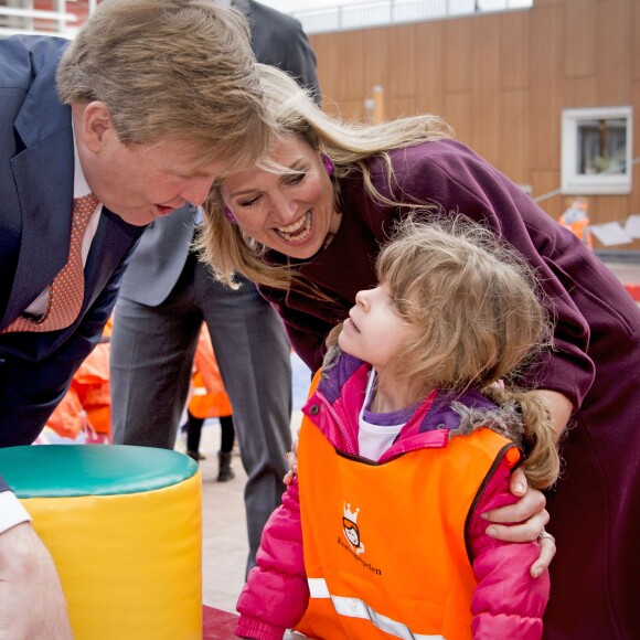 Le roi Willem-Alexander et la reine Maxima des Pays-Bas lors de l'inauguration des "King Games" à Amsterdam. Le 22 avril 2016  22-4-2016 - AMSTERDAM - King Willem-Alexander and Queen Maxima attend Friday April 22 at a portion of the King Games in Amsterdam. The day begins with a festive breakfast, then we dance by the students and sports. In Amsterdam, more than 28,500 students from 133 schools participated in the King Games. They are accompanied by around 2,800 teachers. breakfast at the King Games and sports students at various locations in Amsterdam. This year will open the royal couple King Games on primary Drost Burg.22/04/2016 - Amsterdam