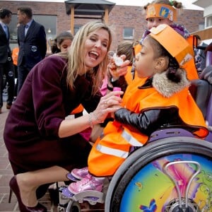 Le roi Willem-Alexander et la reine Maxima des Pays-Bas lors de l'inauguration des "King Games" à Amsterdam. Le 22 avril 2016  22-4-2016 - AMSTERDAM - King Willem-Alexander and Queen Maxima attend Friday April 22 at a portion of the King Games in Amsterdam. The day begins with a festive breakfast, then we dance by the students and sports. In Amsterdam, more than 28,500 students from 133 schools participated in the King Games. They are accompanied by around 2,800 teachers. breakfast at the King Games and sports students at various locations in Amsterdam. This year will open the royal couple King Games on primary Drost Burg.22/04/2016 - Amsterdam