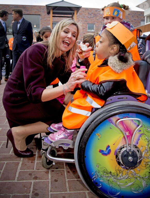 Le roi Willem-Alexander et la reine Maxima des Pays-Bas lors de l'inauguration des "King Games" à Amsterdam. Le 22 avril 2016  22-4-2016 - AMSTERDAM - King Willem-Alexander and Queen Maxima attend Friday April 22 at a portion of the King Games in Amsterdam. The day begins with a festive breakfast, then we dance by the students and sports. In Amsterdam, more than 28,500 students from 133 schools participated in the King Games. They are accompanied by around 2,800 teachers. breakfast at the King Games and sports students at various locations in Amsterdam. This year will open the royal couple King Games on primary Drost Burg.22/04/2016 - Amsterdam
