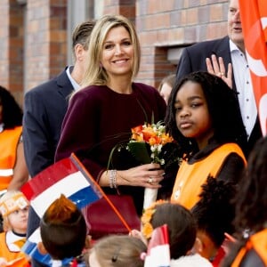 Le roi Willem-Alexander et la reine Maxima des Pays-Bas lors de l'inauguration des "King Games" à Amsterdam. Le 22 avril 2016  22-4-2016 - AMSTERDAM - King Willem-Alexander and Queen Maxima attend Friday April 22 at a portion of the King Games in Amsterdam. The day begins with a festive breakfast, then we dance by the students and sports. In Amsterdam, more than 28,500 students from 133 schools participated in the King Games. They are accompanied by around 2,800 teachers. breakfast at the King Games and sports students at various locations in Amsterdam. This year will open the royal couple King Games on primary Drost Burg.22/04/2016 - Amsterdam