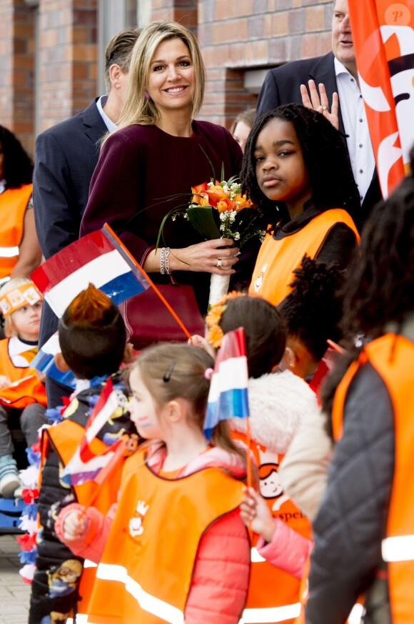 Le roi Willem-Alexander et la reine Maxima des Pays-Bas lors de l'inauguration des "King Games" à Amsterdam. Le 22 avril 2016  22-4-2016 - AMSTERDAM - King Willem-Alexander and Queen Maxima attend Friday April 22 at a portion of the King Games in Amsterdam. The day begins with a festive breakfast, then we dance by the students and sports. In Amsterdam, more than 28,500 students from 133 schools participated in the King Games. They are accompanied by around 2,800 teachers. breakfast at the King Games and sports students at various locations in Amsterdam. This year will open the royal couple King Games on primary Drost Burg.22/04/2016 - Amsterdam