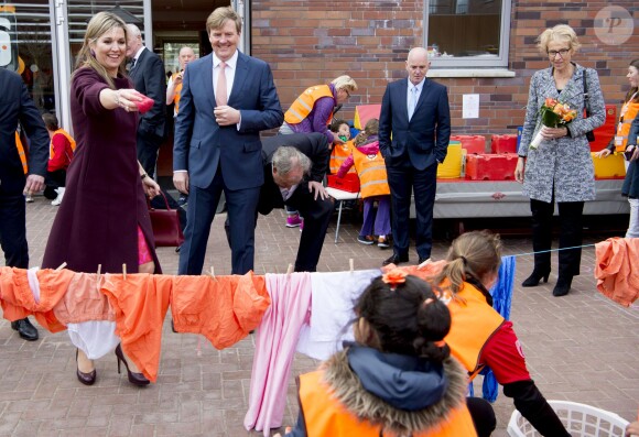 Le roi Willem-Alexander et la reine Maxima des Pays-Bas lors de l'inauguration des "King Games" à Amsterdam. Le 22 avril 2016  22-4-2016 - AMSTERDAM - King Willem-Alexander and Queen Maxima attend Friday April 22 at a portion of the King Games in Amsterdam. The day begins with a festive breakfast, then we dance by the students and sports. In Amsterdam, more than 28,500 students from 133 schools participated in the King Games. They are accompanied by around 2,800 teachers. breakfast at the King Games and sports students at various locations in Amsterdam. This year will open the royal couple King Games on primary Drost Burg.22/04/2016 - Amsterdam
