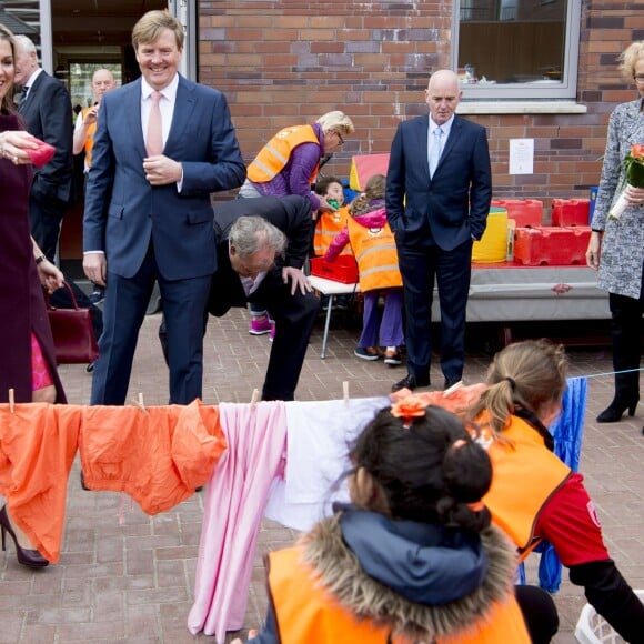 Le roi Willem-Alexander et la reine Maxima des Pays-Bas lors de l'inauguration des "King Games" à Amsterdam. Le 22 avril 2016  22-4-2016 - AMSTERDAM - King Willem-Alexander and Queen Maxima attend Friday April 22 at a portion of the King Games in Amsterdam. The day begins with a festive breakfast, then we dance by the students and sports. In Amsterdam, more than 28,500 students from 133 schools participated in the King Games. They are accompanied by around 2,800 teachers. breakfast at the King Games and sports students at various locations in Amsterdam. This year will open the royal couple King Games on primary Drost Burg.22/04/2016 - Amsterdam