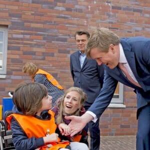 Le roi Willem-Alexander et la reine Maxima des Pays-Bas lors de l'inauguration des "King Games" à Amsterdam. Le 22 avril 2016  22-4-2016 - AMSTERDAM - King Willem-Alexander and Queen Maxima attend Friday April 22 at a portion of the King Games in Amsterdam. The day begins with a festive breakfast, then we dance by the students and sports. In Amsterdam, more than 28,500 students from 133 schools participated in the King Games. They are accompanied by around 2,800 teachers. breakfast at the King Games and sports students at various locations in Amsterdam. This year will open the royal couple King Games on primary Drost Burg.22/04/2016 - Amsterdam