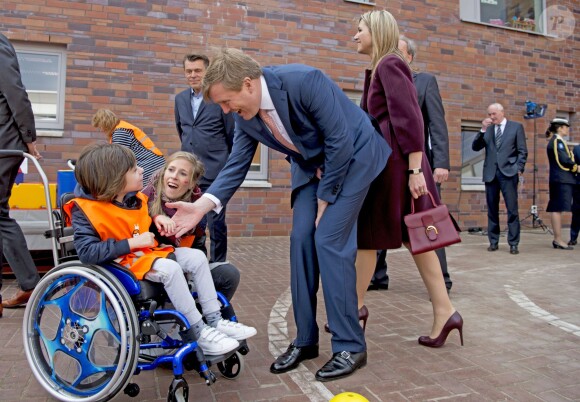 Le roi Willem-Alexander et la reine Maxima des Pays-Bas lors de l'inauguration des "King Games" à Amsterdam. Le 22 avril 2016  22-4-2016 - AMSTERDAM - King Willem-Alexander and Queen Maxima attend Friday April 22 at a portion of the King Games in Amsterdam. The day begins with a festive breakfast, then we dance by the students and sports. In Amsterdam, more than 28,500 students from 133 schools participated in the King Games. They are accompanied by around 2,800 teachers. breakfast at the King Games and sports students at various locations in Amsterdam. This year will open the royal couple King Games on primary Drost Burg.22/04/2016 - Amsterdam