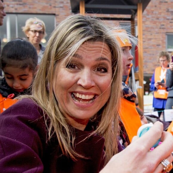 Le roi Willem-Alexander et la reine Maxima des Pays-Bas lors de l'inauguration des "King Games" à Amsterdam. Le 22 avril 2016  22-4-2016 - AMSTERDAM - King Willem-Alexander and Queen Maxima attend Friday April 22 at a portion of the King Games in Amsterdam. The day begins with a festive breakfast, then we dance by the students and sports. In Amsterdam, more than 28,500 students from 133 schools participated in the King Games. They are accompanied by around 2,800 teachers. breakfast at the King Games and sports students at various locations in Amsterdam. This year will open the royal couple King Games on primary Drost Burg.22/04/2016 - Amsterdam