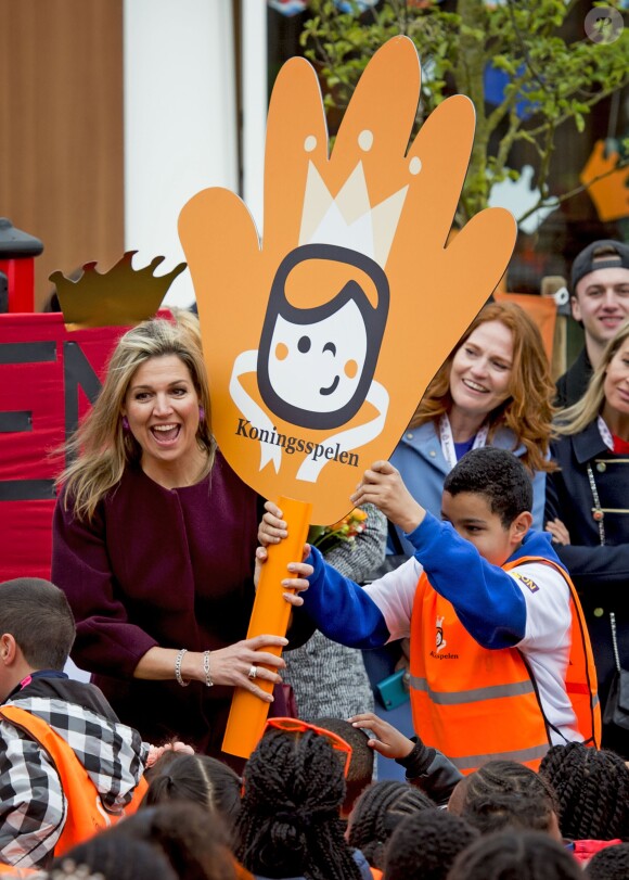 Le roi Willem-Alexander et la reine Maxima des Pays-Bas lors de l'inauguration des "King Games" à Amsterdam. Le 22 avril 2016  22-4-2016 - AMSTERDAM - King Willem-Alexander and Queen Maxima attend Friday April 22 at a portion of the King Games in Amsterdam. The day begins with a festive breakfast, then we dance by the students and sports. In Amsterdam, more than 28,500 students from 133 schools participated in the King Games. They are accompanied by around 2,800 teachers. breakfast at the King Games and sports students at various locations in Amsterdam. This year will open the royal couple King Games on primary Drost Burg.22/04/2016 - Amsterdam