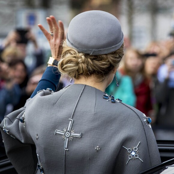 Maxima des Pays-Bas portait son manteau Claes Iversen en Allemagne, à Nuremberg et Erlangen (Bavière), le 14 avril 2016 en visite officielle avec son mari le roi Willem-Alexander. Un manteau dont le motif n'a pas fait l'unanimité...