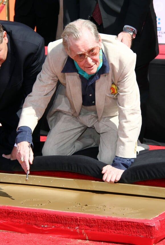 Peter O'Toole laissant ses empreintes au TCM Classic Film Festival à Hollywood le 30 avril 2011