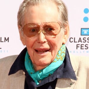 Peter O'Toole laissant ses empreintes au TCM Classic Film Festival à Hollywood le 30 avril 2011