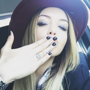 Nabilla fait un baiser à ses fans. Avril 2016.