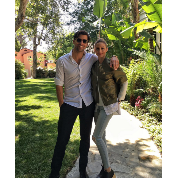 Olivia Palermo, stylée en vacances avec son mari Johannes Huebl, porte un bomber en satin 3.1 Phillip Lim, un jean Black Orchid et des chaussures Stella McCartney. Photo publiée le 22 avril 2016.