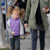 Jessica Alba en compagnie de sa fille Haven font un stop pour prendre un petit déjeuner à West Hollywood le 23 janvier 2016.