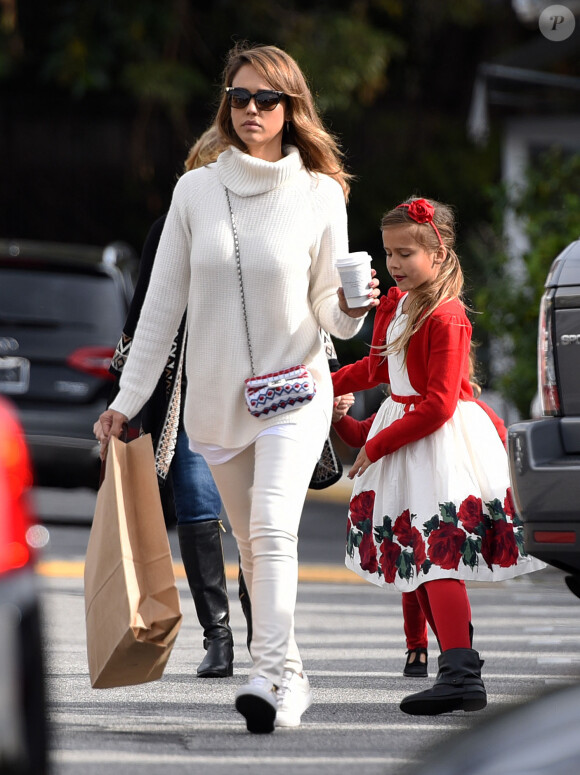 Exclusif - Jessica Alba, accompagnée de sa mère Catherine Jensen, fait du shopping avec ses filles Honor et Haven au Country Mart à Brentwood, le 24 décembre 2015