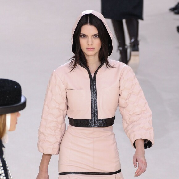 Kendall Jenner au défilé de mode "Chanel", collection prêt-à-porter automne-hiver 2016-2017 à Paris, le 8 mars 2016.