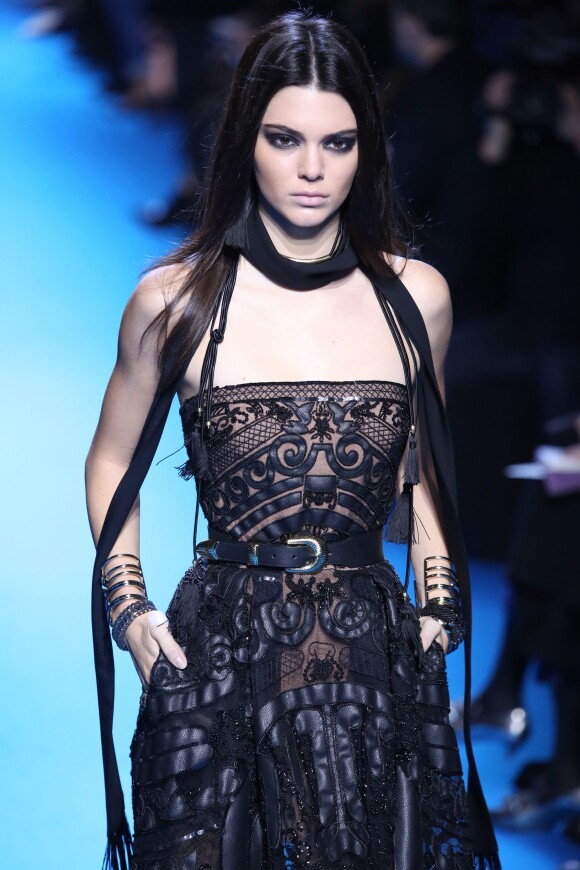 Kendall Jenner défile pour "Elie Saab", collection prêt-à-porter automne-hiver 2016-2017 à Paris le 5 march 2016.