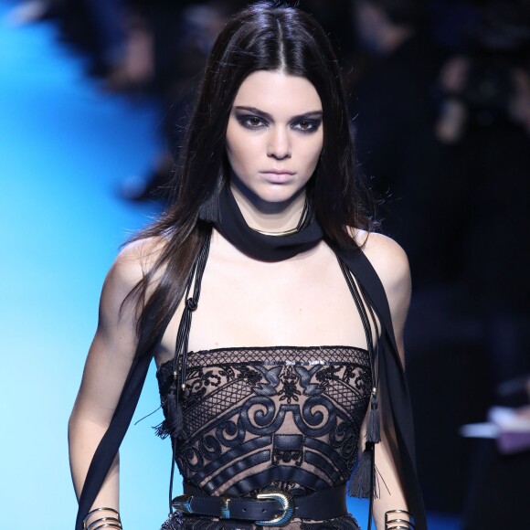 Kendall Jenner défile pour "Elie Saab", collection prêt-à-porter automne-hiver 2016-2017 à Paris le 5 march 2016.