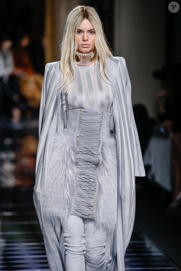 Kendall Jenner - Défilé de mode "Balmain", collection prêt-à-porter automne-hiver 2016-2017 à Paris le 3 Mars 2016.