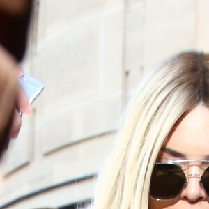 Kendall Jenner (en blonde) et Gigi Hadid (en brune) à la sortie du restaurant l'Avenue à Paris le 3 mars 2016