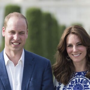 Kate Middleton et le prince William devant le Taj Mahal le dernier jour de leur visite en Inde à Agra le 16 avril 2016