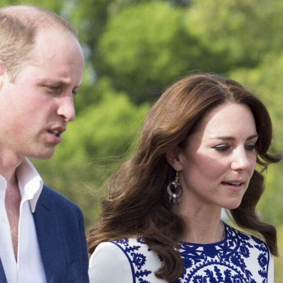 Kate Middleton et le prince William devant le Taj Mahal le dernier jour de leur visite en Inde à Agra le 16 avril 2016