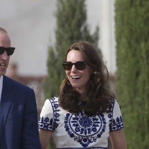 Kate Middleton et le prince William devant le Taj Mahal le dernier jour de leur visite en Inde à Agra le 16 avril 2016