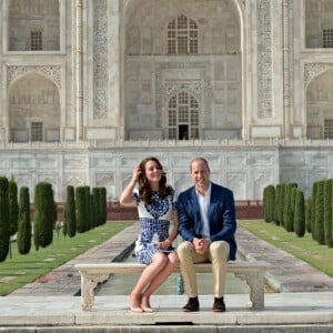 Kate Middleton et le prince William devant le Taj Mahal le dernier jour de leur visite en Inde à Agra le 16 avril 2016