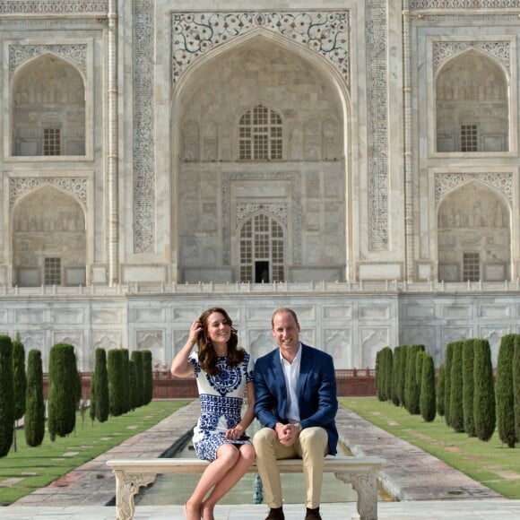 Kate Middleton et le prince William devant le Taj Mahal le dernier jour de leur visite en Inde à Agra le 16 avril 2016