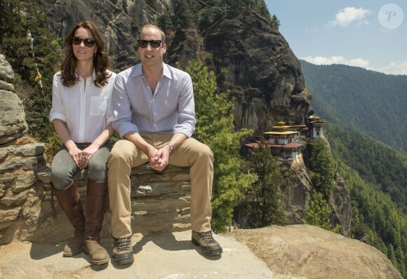 Kate Middleton et le prince William au monastère "Tiger's Nest Taktsang Lhakhang" à Paro, à l'occasion de leur voyage au Bhoutan le 15 avril 2016