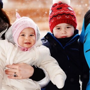 Kate Middleton, le prince William et leurs enfants, le prince George et la princesse Charlotte, lors de leurs vacances dans les Alpes françaises le 7 mars 2016