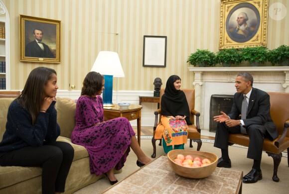 Barack Obama, sa femme Michelle et sa fille Malia recoivent Malala Yousafzai a la Maison Blanche a Washington le 11 octobre 2013.