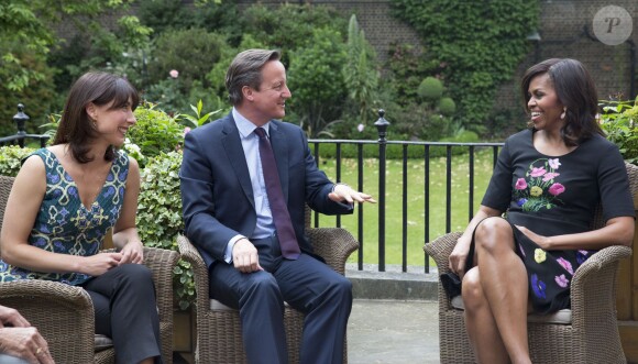 David Cameron reçoit Michelle Obama pour le thé au 10 Downing Street. Il est accompagné de son épouse Samantha Cameron.