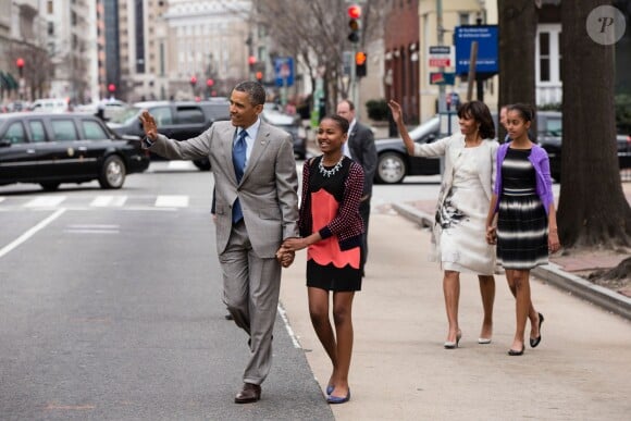 Barack Obama, sa femme Michelle Obama et leurs filles Sasha et Malia, le 31 mars 2013 dans les rues de Washington