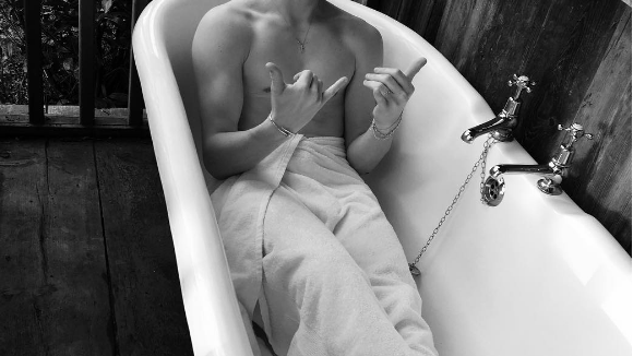 Brooklyn Beckham torse nu et congelé dans sa baignoire... en extérieur !