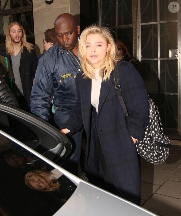 Exclusif - Brooklyn Beckham et Chloe Moretz sortent ensemble d'un hôtel avant de monter à bord d'une voiture à Londres, le 25 avril 2016.