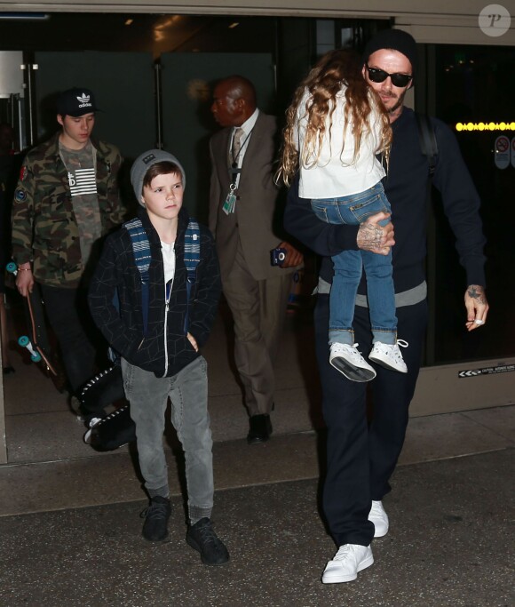 David Beckham arrive avec ses enfants Brooklyn, Romeo, Cruz et Harper à l'aéroport de LAX à Los Angeles, le 24 mars 2016