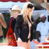 Le top model Lara Stone surprise en pleine séance photo sur la plage de Miami, le 29 avril 2016.