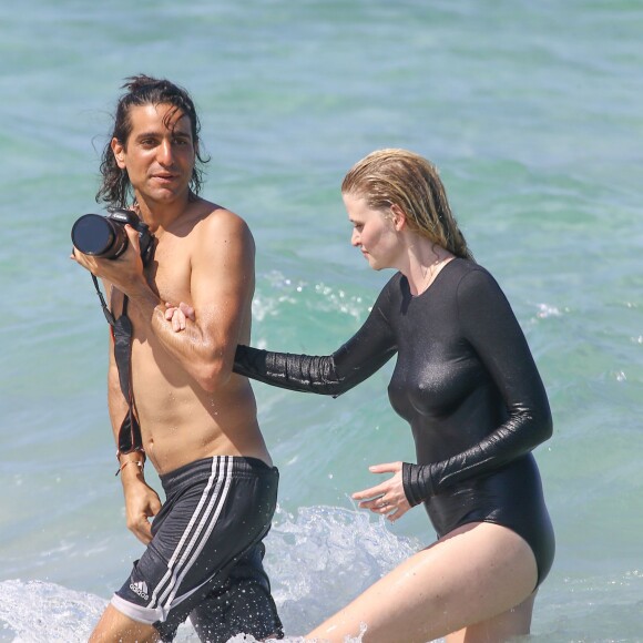 Lara Stone et le photographe Sebastian Faena en plein shooting sur la plage de Miami, le 29 avril 2016.