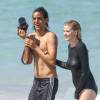 Lara Stone et le photographe Sebastian Faena en plein shooting sur la plage de Miami, le 29 avril 2016.