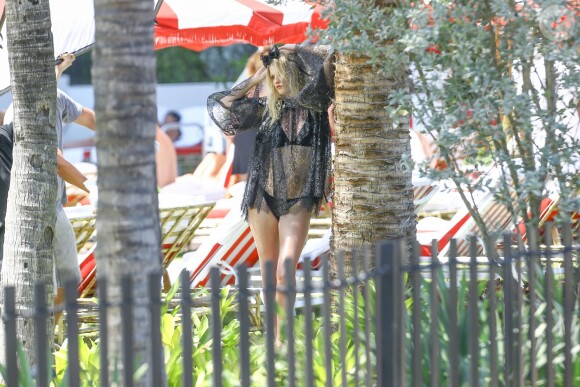 Lara Stone surprise en pleine séance photo à Miami, le 29 avril 2016.