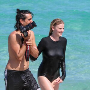 Lara Stone surprise en pleine séance photo sur la plage de Miami, le 29 avril 2016.