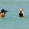 Lara Stone surprise en pleine séance photo sur la plage de Miami, le 29 avril 2016.