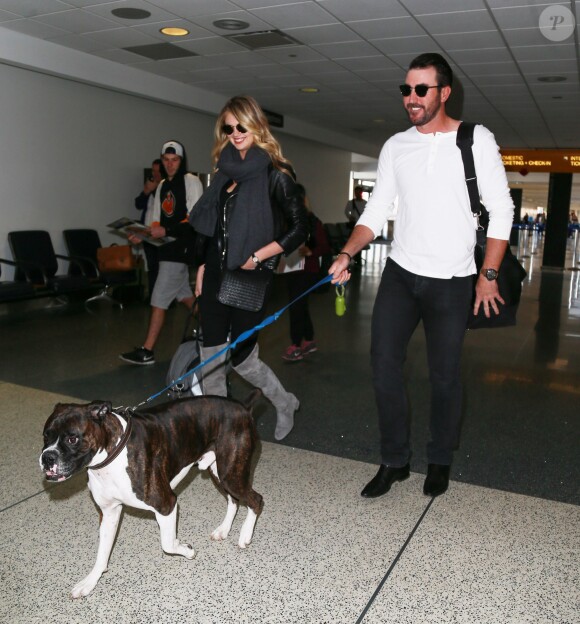 Kate Upton va prendre un avion avec son compagnon Justin Verlander et son chien à l'aéroport de LAX à Los Angeles, le 22 décembre 2015.