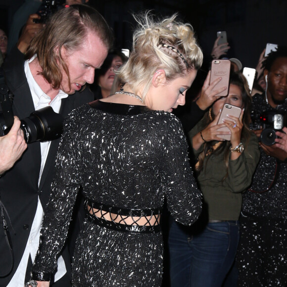 Kristen Stewart portant une création Chanel - Soirée Costume Institute Benefit Gala 2016 (Met Ball) sur le thème de "Manus x Machina" au Metropolitan Museum of Art à New York, le 2 mai 2016.