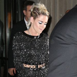 Kristen Stewart portant une création Chanel - Soirée Costume Institute Benefit Gala 2016 (Met Ball) sur le thème de "Manus x Machina" au Metropolitan Museum of Art à New York, le 2 mai 2016.