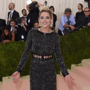 Kristen Stewart portant une création Chanel - Soirée Costume Institute Benefit Gala 2016 (Met Ball) sur le thème de "Manus x Machina" au Metropolitan Museum of Art à New York, le 2 mai 2016.